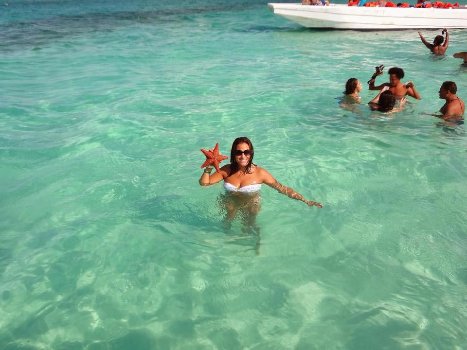 Piscina-Natural-1-Saona-Clasica---Stay-Happy-RD Piscina Natural Foto chica con Estrella de Mar - Saona Clásica - Stay Happy RD